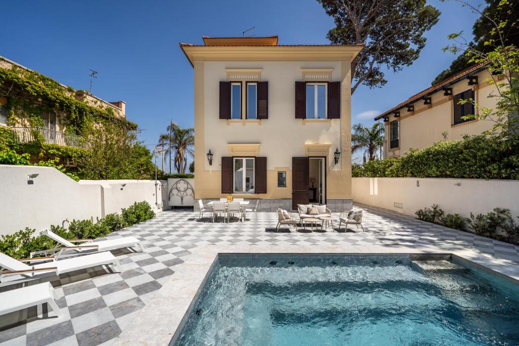 une villa avec piscine devant une maison dans l'établissement Villa Hercules Pool & Beach, à Palerme
