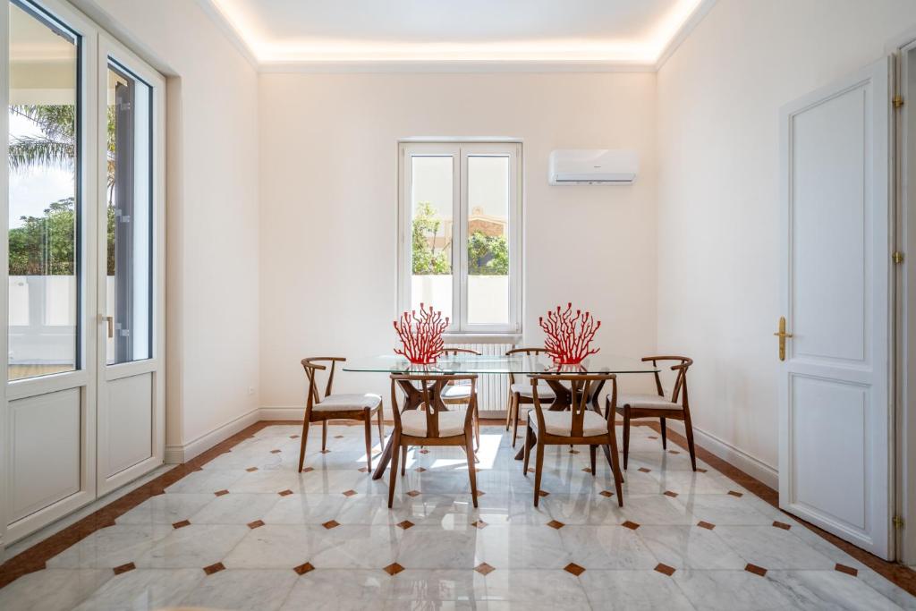 une salle à manger avec une table et des chaises dans l'établissement Villa Hercules Pool & Beach, à Palerme