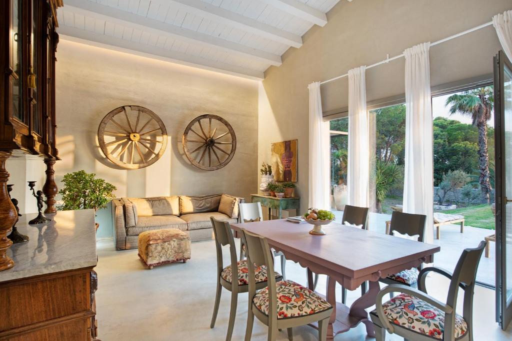 un salon avec une table et des chaises dans l'établissement Villa Malena con piscina privata, à Noto