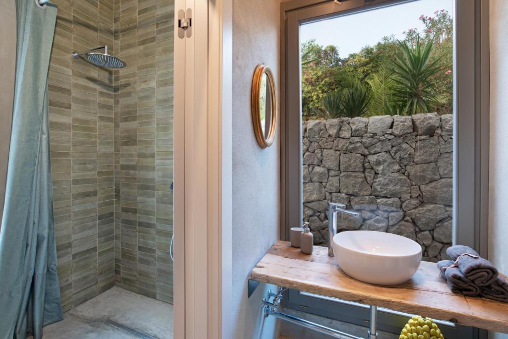 une salle de bain avec un lavabo et une douche dans l'établissement Villa Malena con piscina privata, à Noto