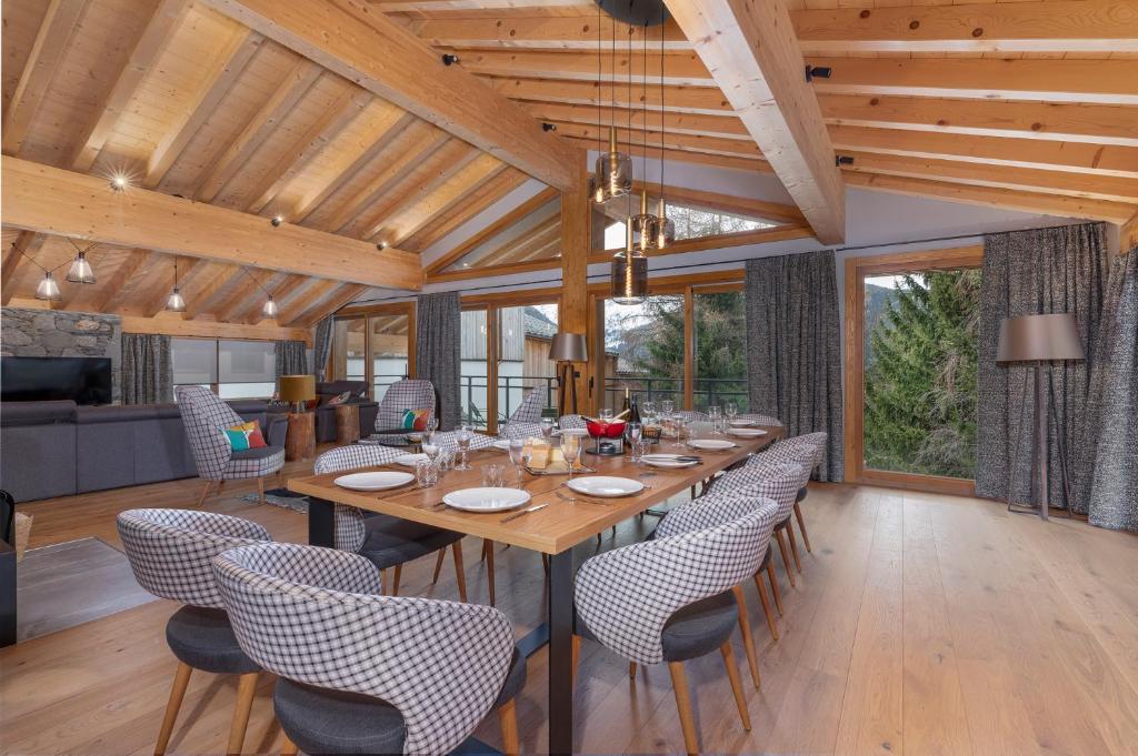 une salle à manger avec une longue table et des chaises dans l'établissement La Cour aux Ecureuils, à Peisey-Nancroix