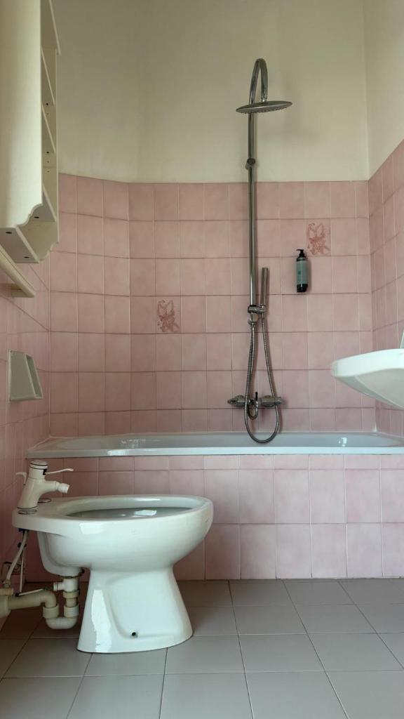 une salle de bain avec un lavabo, des toilettes et une baignoire dans l'établissement Diplomat Marine, à Cattolica 61 autres photos
