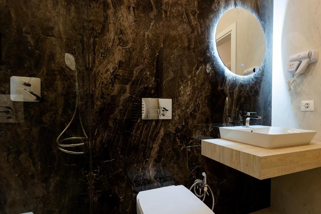 Central Suites 8