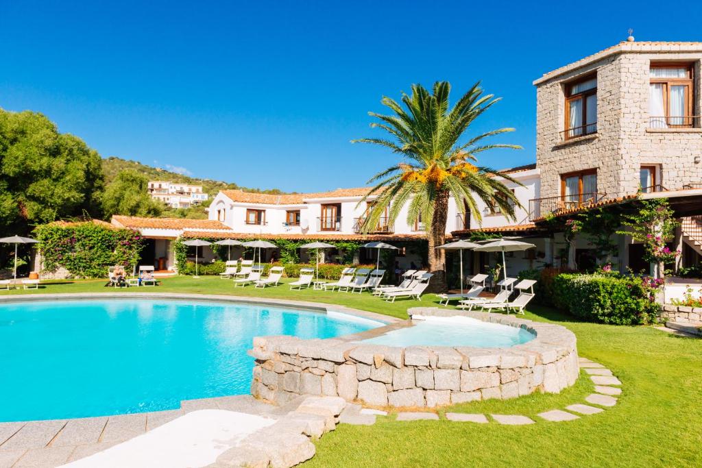 une villa avec piscine dans une cour dans l'établissement Hotel Palumbalza Porto Rotondo, à Porto Rotondo