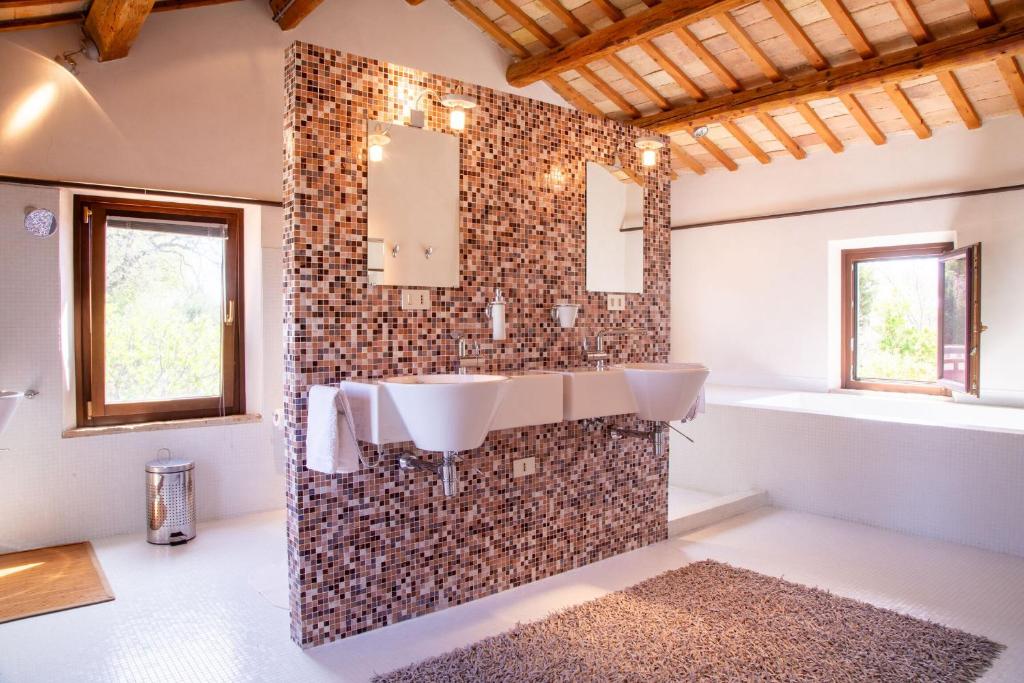 une salle de bain avec un lavabo et un miroir dans l'établissement Italian Experience-Villa Il Gelso, à Ostra