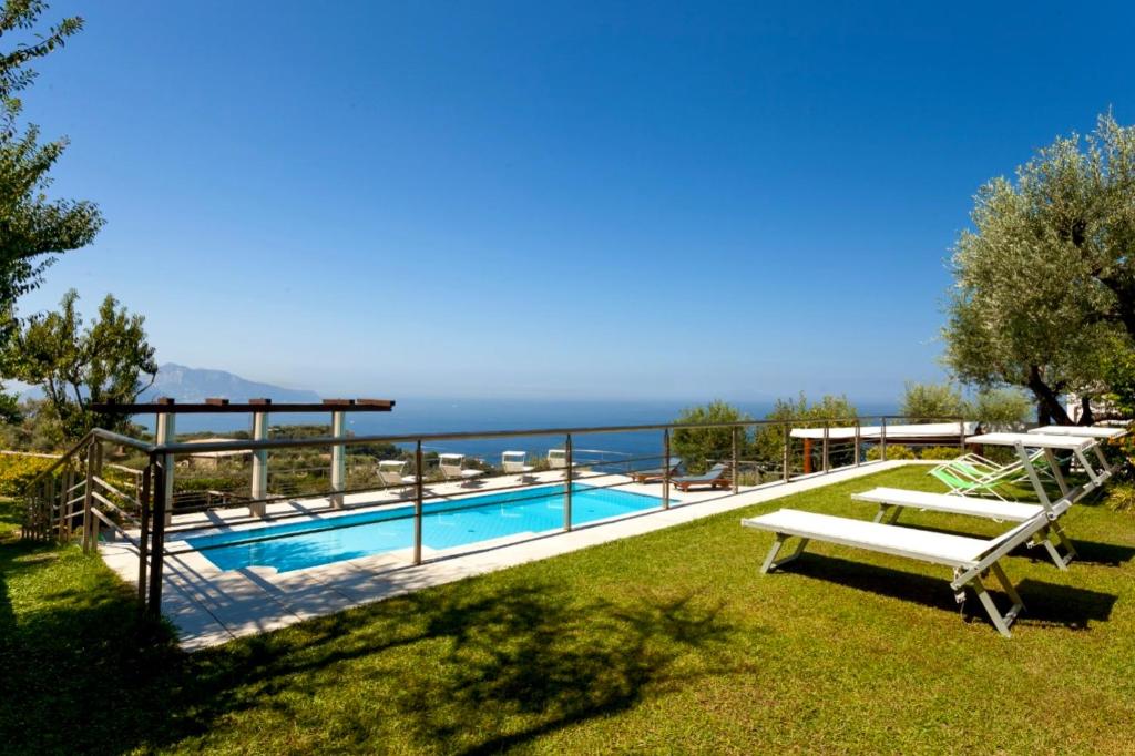 une piscine avec vue sur l'océan dans l'établissement Villa Solaria, à Massa Lubrense