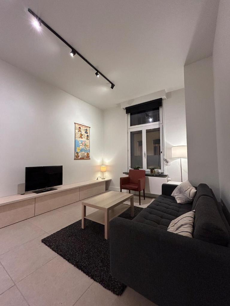 Studio Tzawel - free street parking available 5