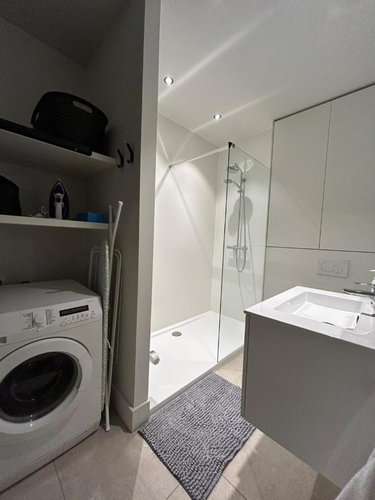 Studio Tzawel - free street parking available 3