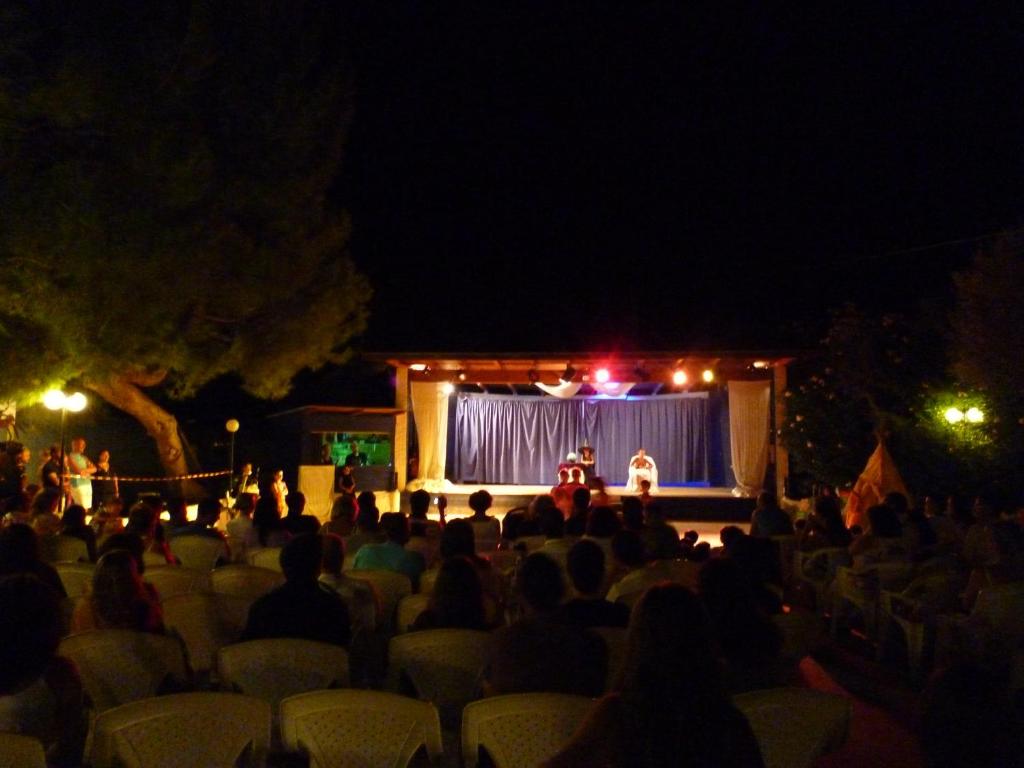 une foule de personnes regardant un spectacle la nuit dans l'établissement Hotel Gabbiano Beach, à Vieste