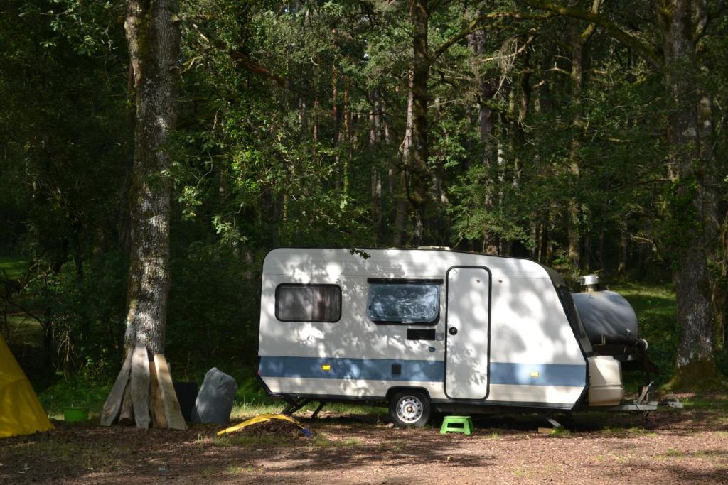 - un campeur garé dans les bois à côté d'une tente dans l'établissement air naturel de camping moulin de malesse caravane, à Saint-Privat