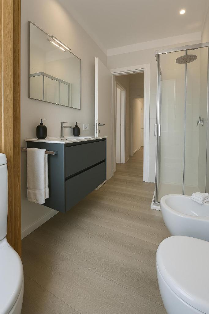 une salle de bain avec un lavabo et un miroir dans l'établissement AR Palace Hotel - Palermo, à Isola delle Femmine