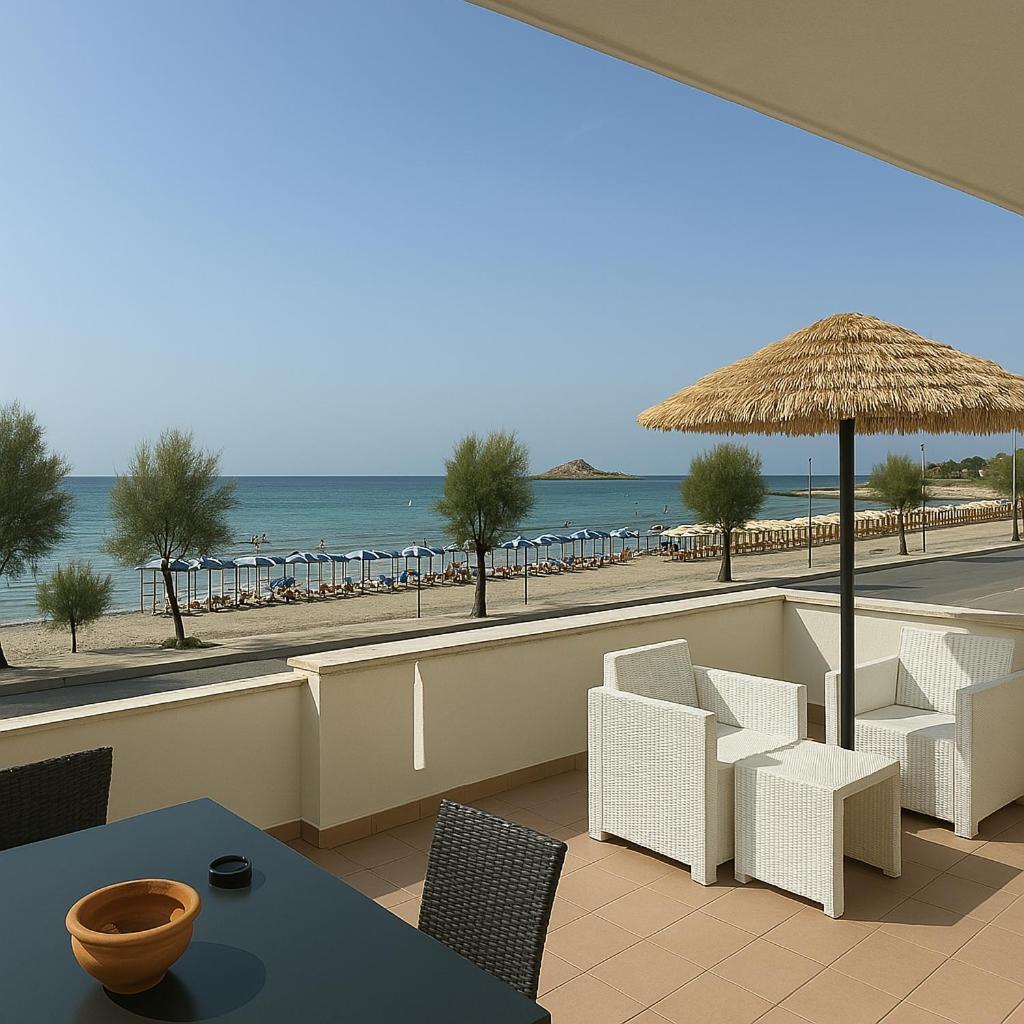 une terrasse avec une table et des chaises et la plage dans l'établissement AR Palace Hotel - Palermo, à Isola delle Femmine
