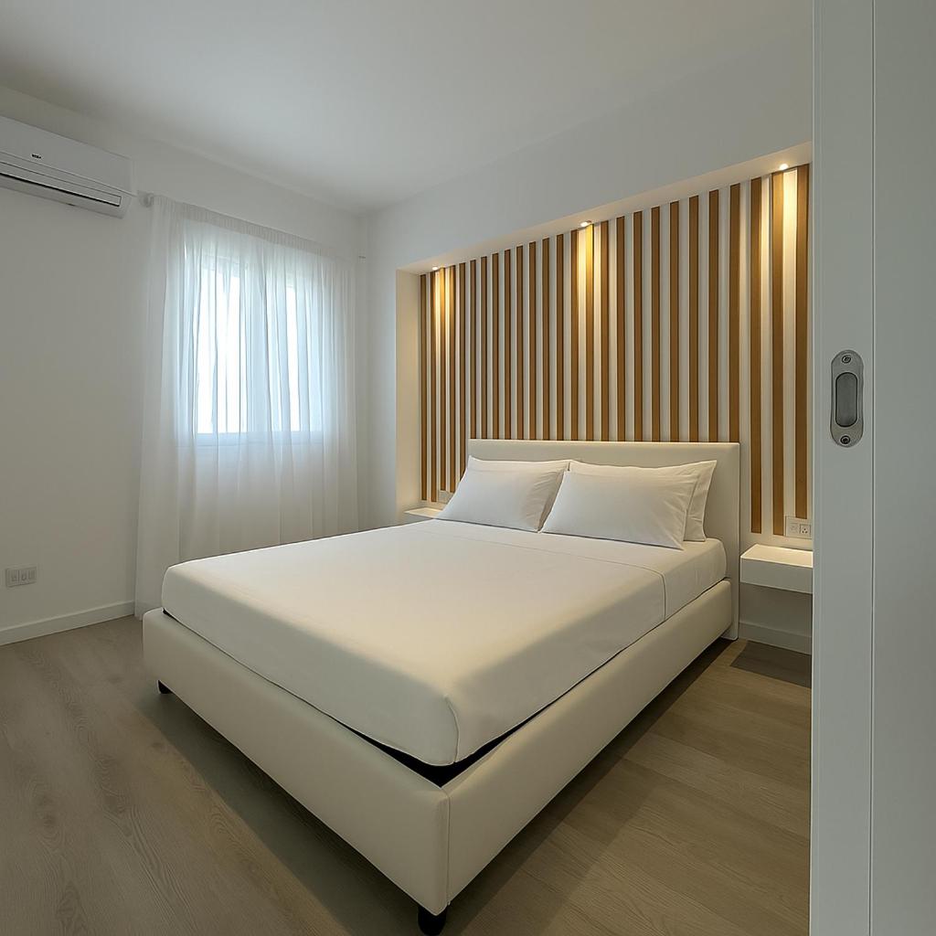 - un lit blanc dans une chambre avec fenêtre dans l'établissement AR Palace Hotel - Palermo, à Isola delle Femmine