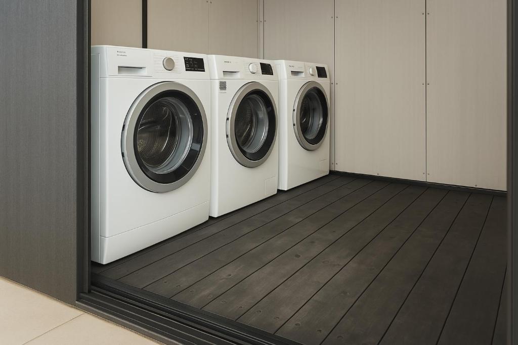 - deux lave-linge dans une buanderie dans l'établissement AR Palace Hotel - Palermo, à Isola delle Femmine