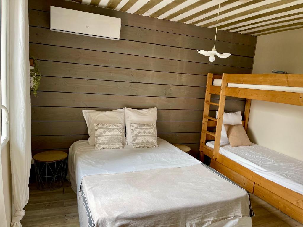 - une chambre avec 2 lits superposés dans une maison dans l'établissement Le Clos des Fraisiers, à Monteux