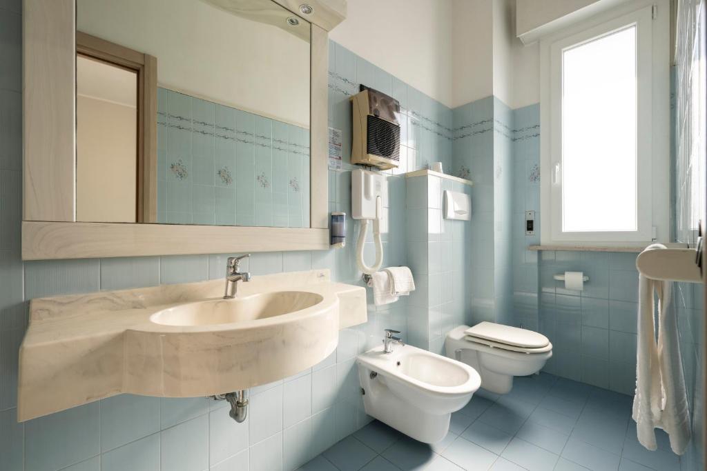 une salle de bain avec un lavabo et des toilettes dans l'établissement Hotel Mondial, à Porto Recanati 79 autres photos