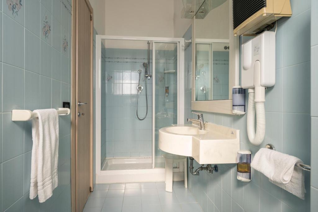 une salle de bain avec douche et lavabo dans l'établissement Hotel Mondial, à Porto Recanati
