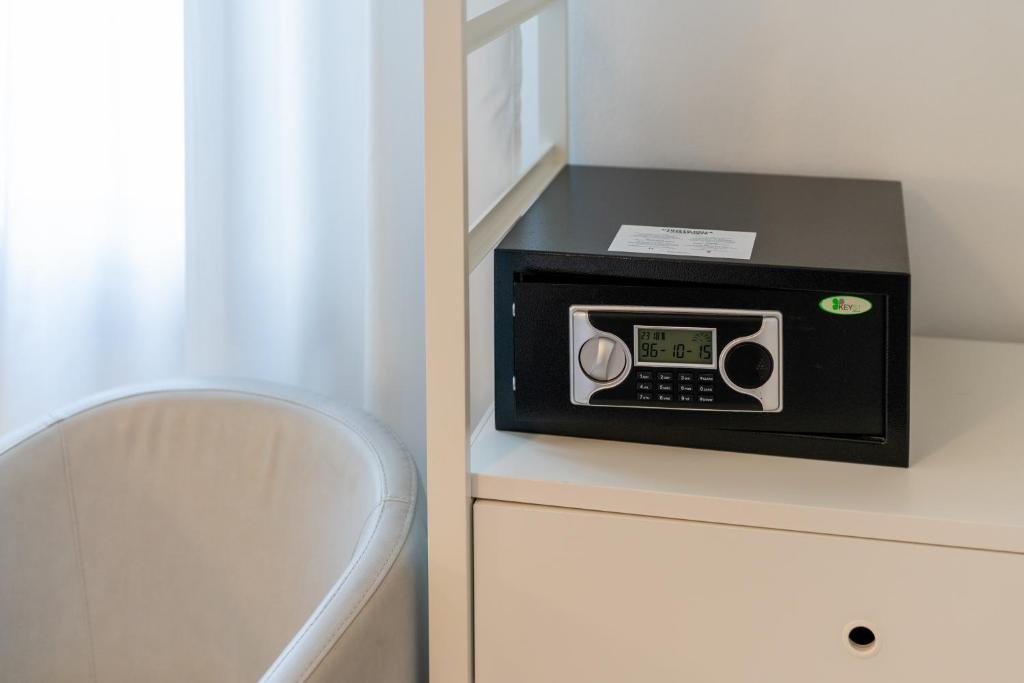 un four micro-ondes installé au-dessus d'un comptoir dans l'établissement Hotel Regina, à Caorle