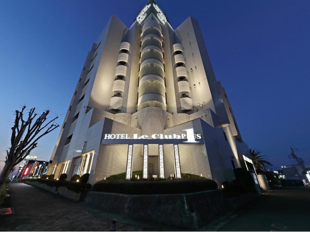 un hôtel la china est éclairé la nuit dans l'établissement Hotel Le Club PLUS 1 福岡新宮 -Adult Only-, à Shingū