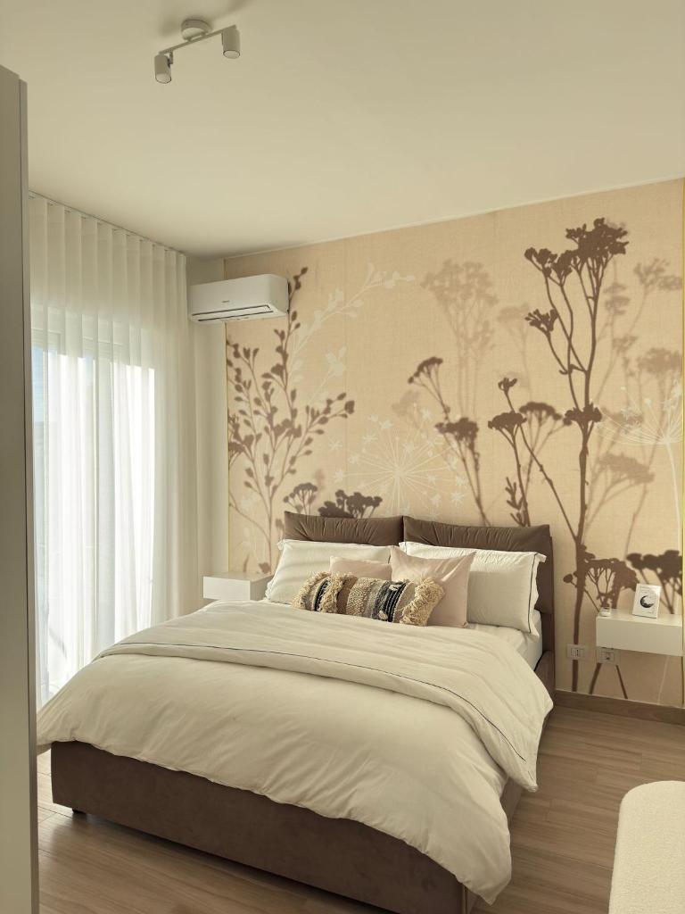 - une chambre avec un grand lit et du papier peint floral dans l'établissement Villa Ikal, à Modugno 40 autres photos