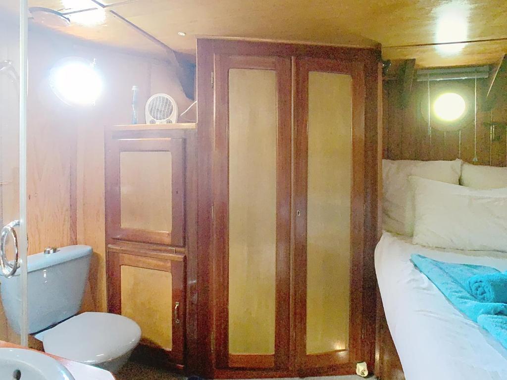 - une petite salle de bains avec un lit et des toilettes dans l'établissement La Marquise, à Melun 21 autres photos