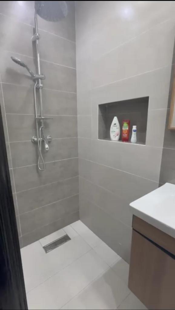 une salle de bain avec une douche avec un lavabo et des toilettes dans l'établissement Riad Naim, à Marrakech