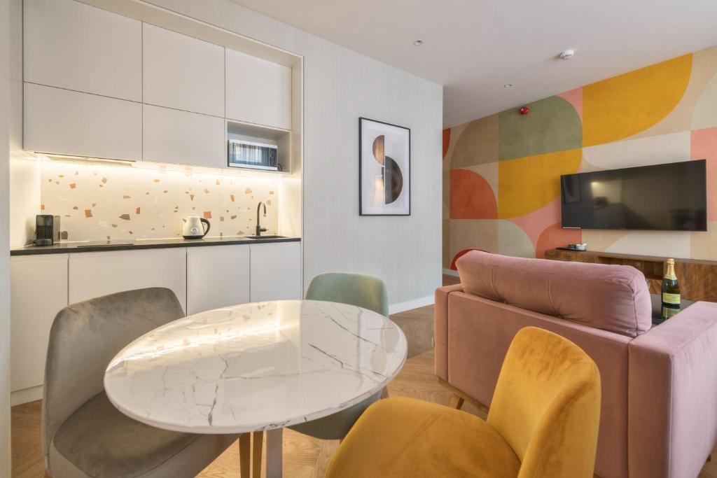 Retro Boutique by NorthSide Apartments 7