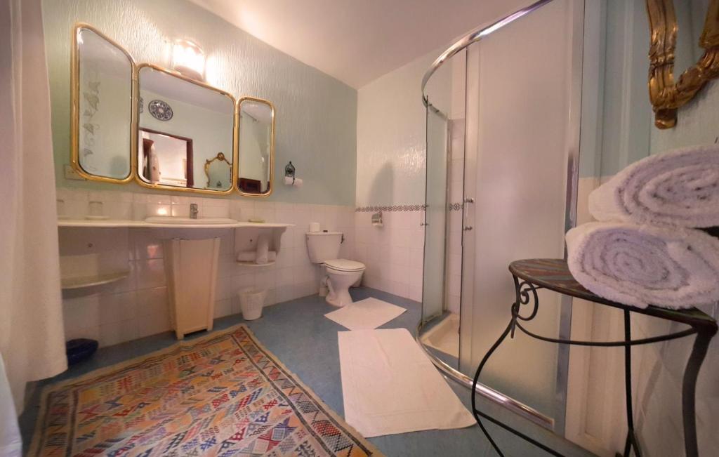une salle de bain avec une douche, un lavabo et des toilettes dans l'établissement Riad Atika Mek, à Meknès