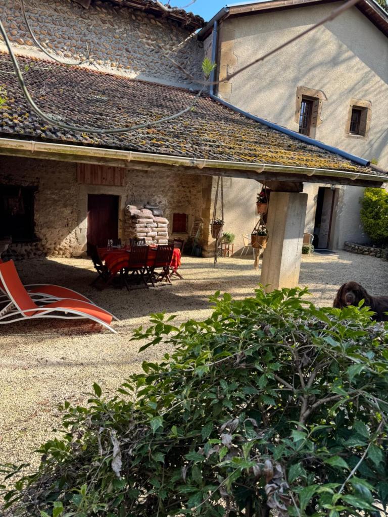 une vue extérieure d'une maison avec un patio dans l'établissement Gite du Facteur, à Lens-Lestang