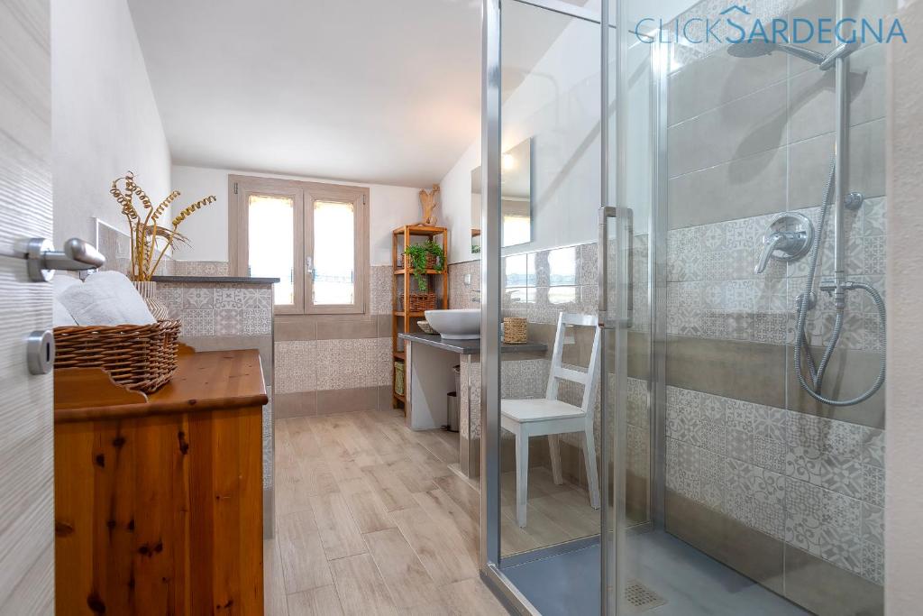 une salle de bain avec une douche en verre et un lavabo dans l'établissement ClickSardegna Villa dei Limoni with pool close to the beach, à Fertilia