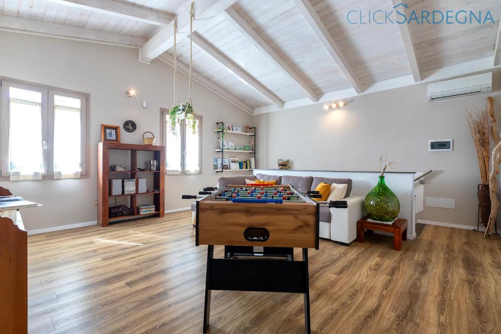 un salon avec une table et un canapé dans l'établissement ClickSardegna Villa dei Limoni with pool close to the beach, à Fertilia