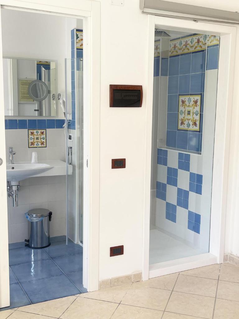une salle de bain avec douche et lavabo dans l'établissement Hotel Ristorante Colleverde, à Santa Maria di Castellabate 85 autres photos