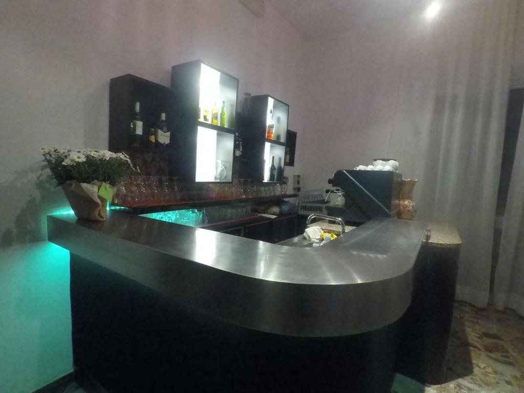 une cuisine avec un grand comptoir avec un évier et un comptoir dans l'établissement Alevon Hotel, à Rimini 43 autres photos