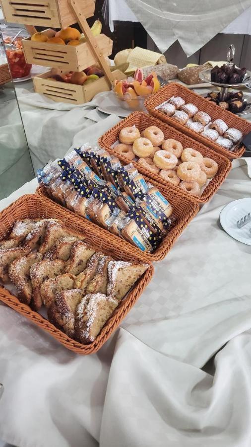 une table avec deux paniers de pain et de viennoiseries dans l'établissement Alevon Hotel, à Rimini