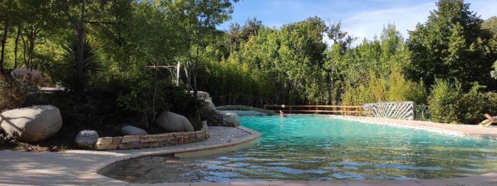 - une piscine dans une cour arborée dans l'établissement Mobil home Var, à Méounes-lès-Montrieux