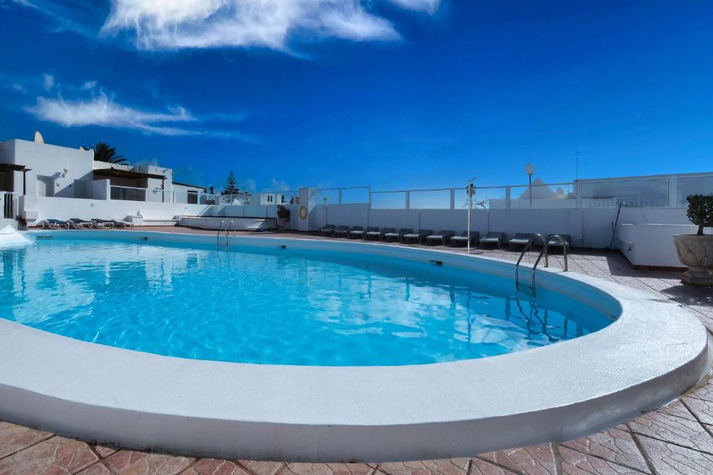 L Azdora La Concha Luxury House-shared pool 4