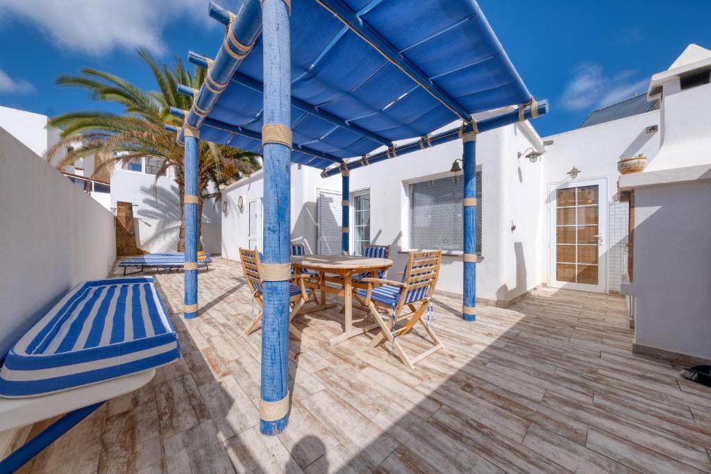 L Azdora La Concha Luxury House-shared pool 7