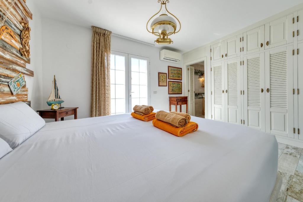 L Azdora La Concha Luxury House-shared pool 2