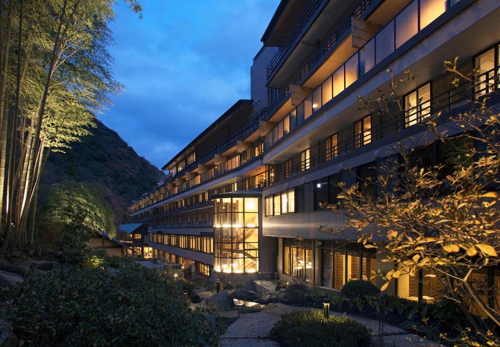 une vue extérieure d'un bâtiment la nuit dans l'établissement Tenseien, à Hakone