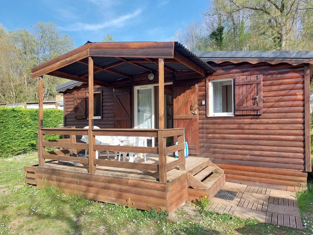 Ce chalet en bois dispose d'une véranda et d'une terrasse. dans l'établissement Chalet 6 places, à Saint-Thomas-en-Royans 14 autres photos