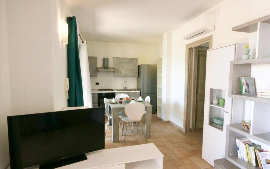 une cuisine et une salle à manger avec une table et des chaises dans l'établissement Villa Diana - Family House, à Olbia 9 autres photos