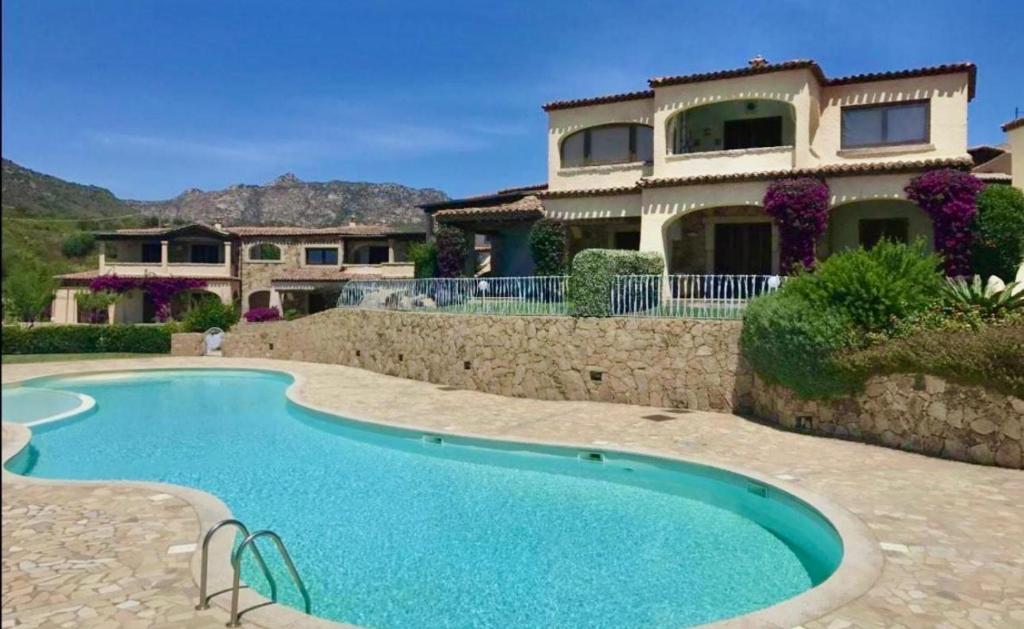 une maison avec une piscine devant une maison dans l'établissement Villa Diana - Family House, à Olbia