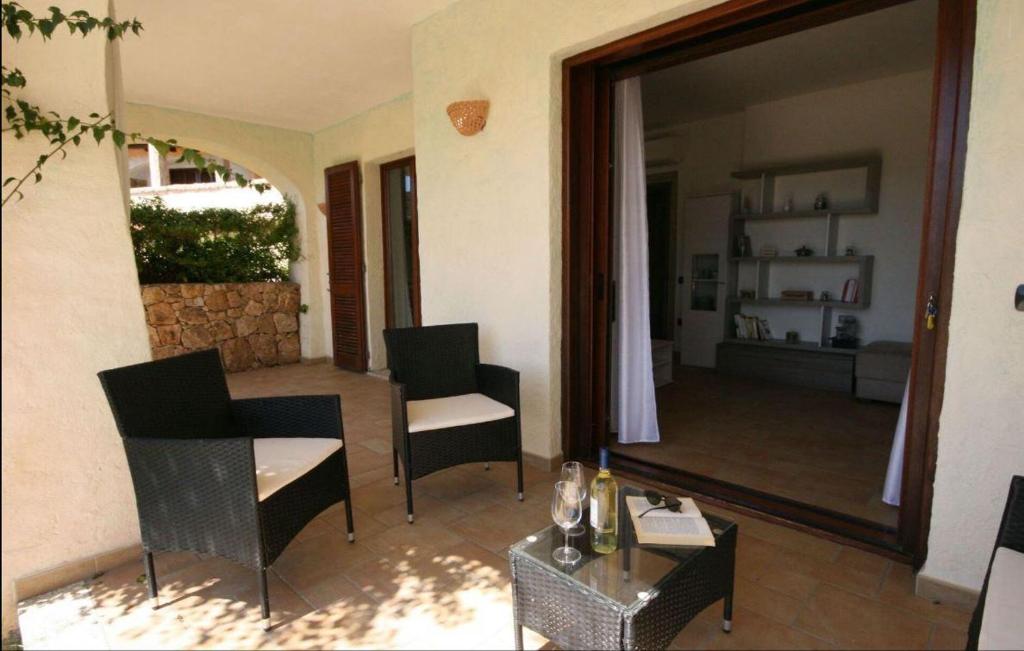 un salon avec deux chaises et un miroir dans l'établissement Villa Diana - Family House, à Olbia