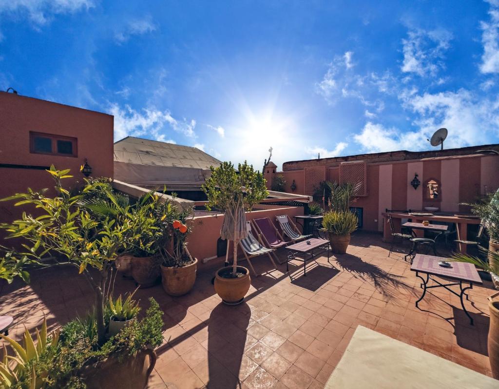 - un patio avec une bande de plantes sur le toit dans l'établissement Riad Lauriers Blancs, à Marrakech