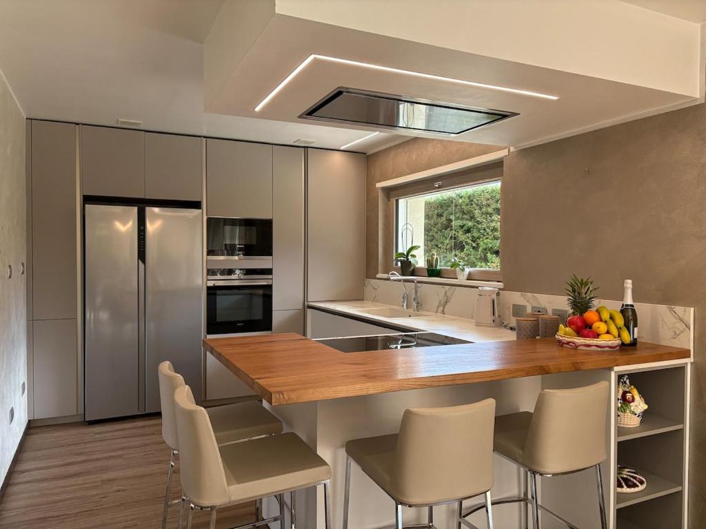 - une cuisine avec un grand îlot et un comptoir dans l'établissement Serenity villa - Lake Como, à Colico