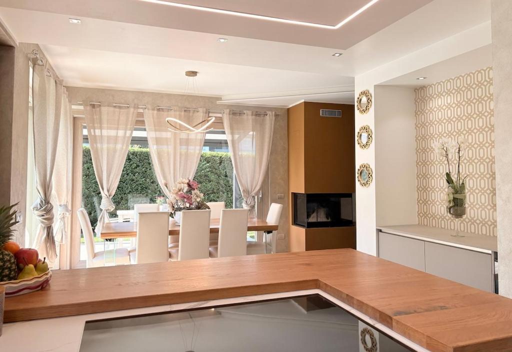 une cuisine et une salle à manger avec une table et des chaises dans l'établissement Serenity villa - Lake Como, à Colico 28 autres photos