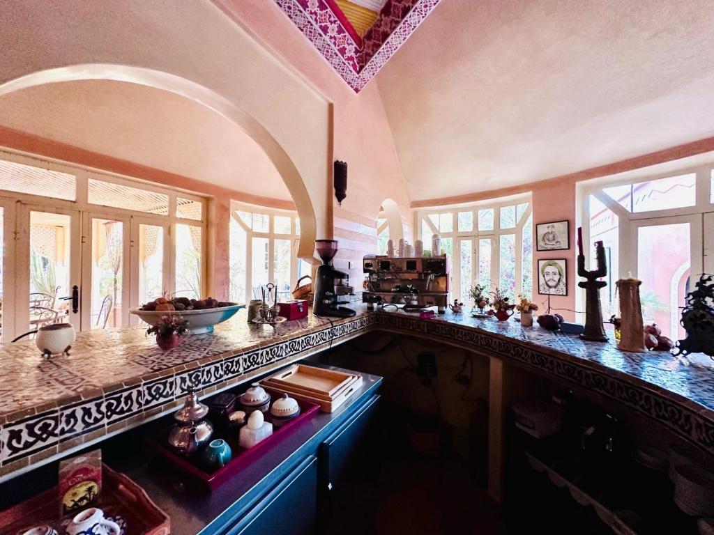 une grande cuisine avec un grand comptoir et des fenêtres dans l'établissement Ksar Jenna, à Nkob