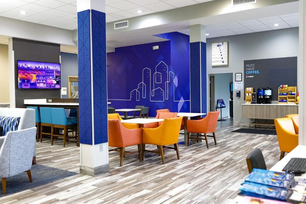 Holiday Inn Express & Suites Memphis Arpt Elvis Presley Blv, an IHG Hotel Image