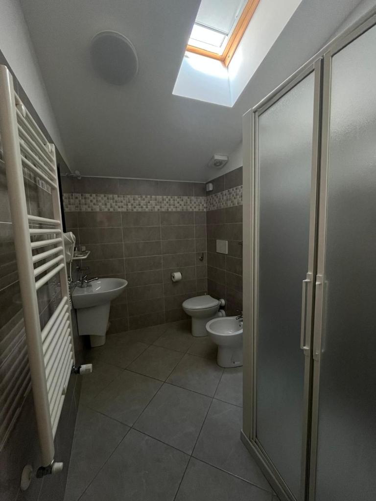 une salle de bain avec toilettes et lavabo dans l'établissement Hotel Gandolfo, à Alassio