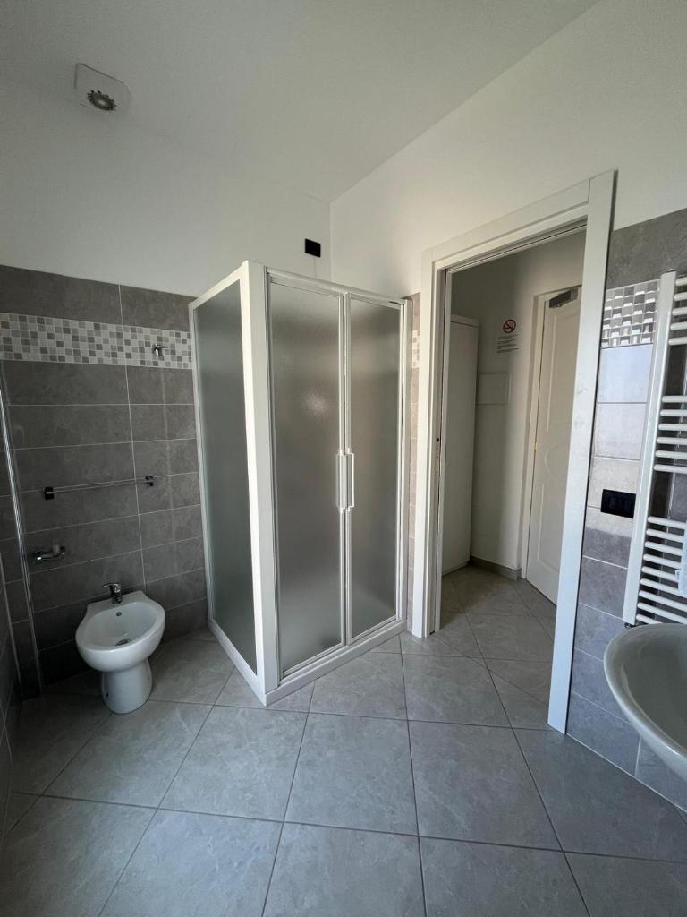 une salle de bain avec une douche, des toilettes et un lavabo dans l'établissement Hotel Gandolfo, à Alassio